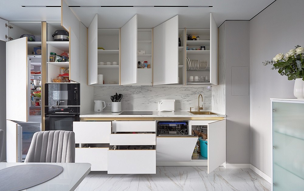 Белоснежная кухня с золотой фурнитурой