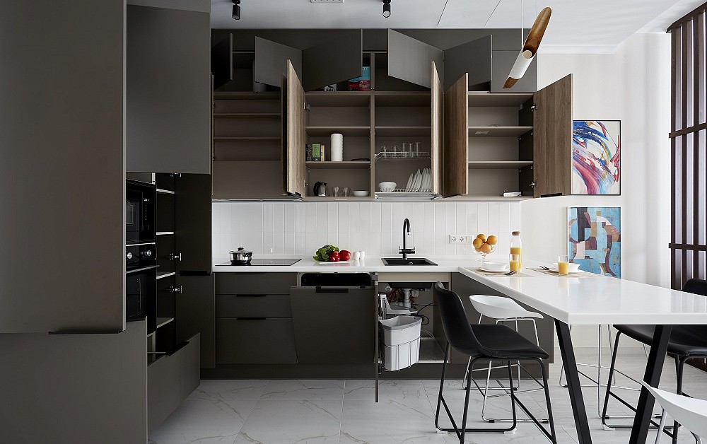 Большая П-образная графитово-белая кухня