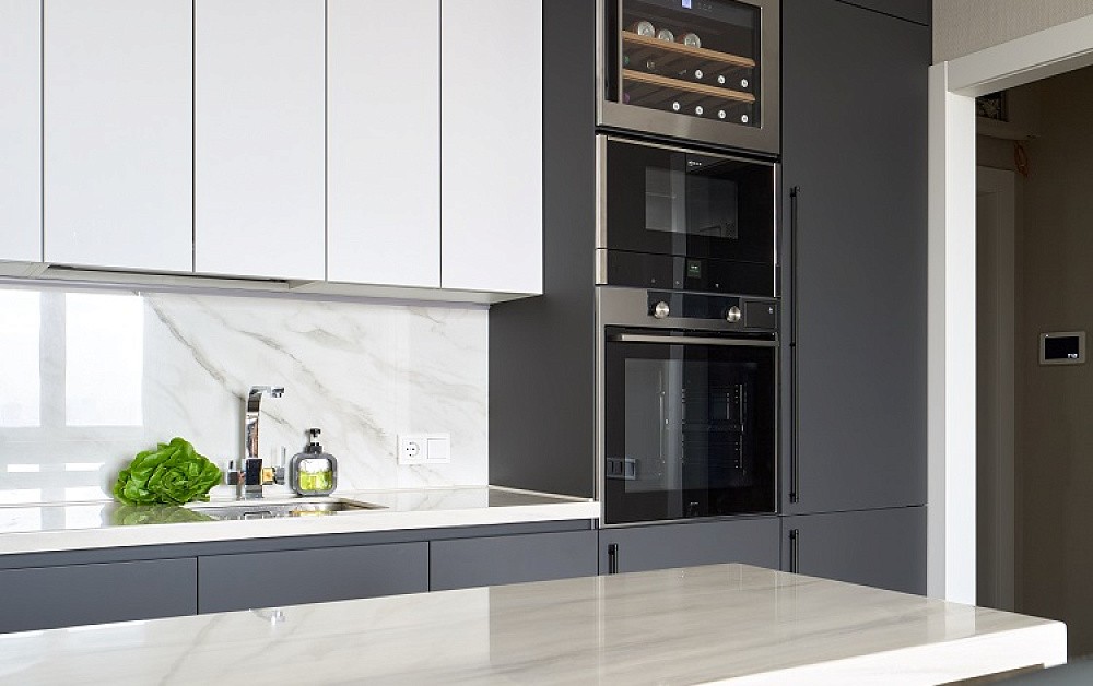 Вечная классика: бело-серая П-образная кухня