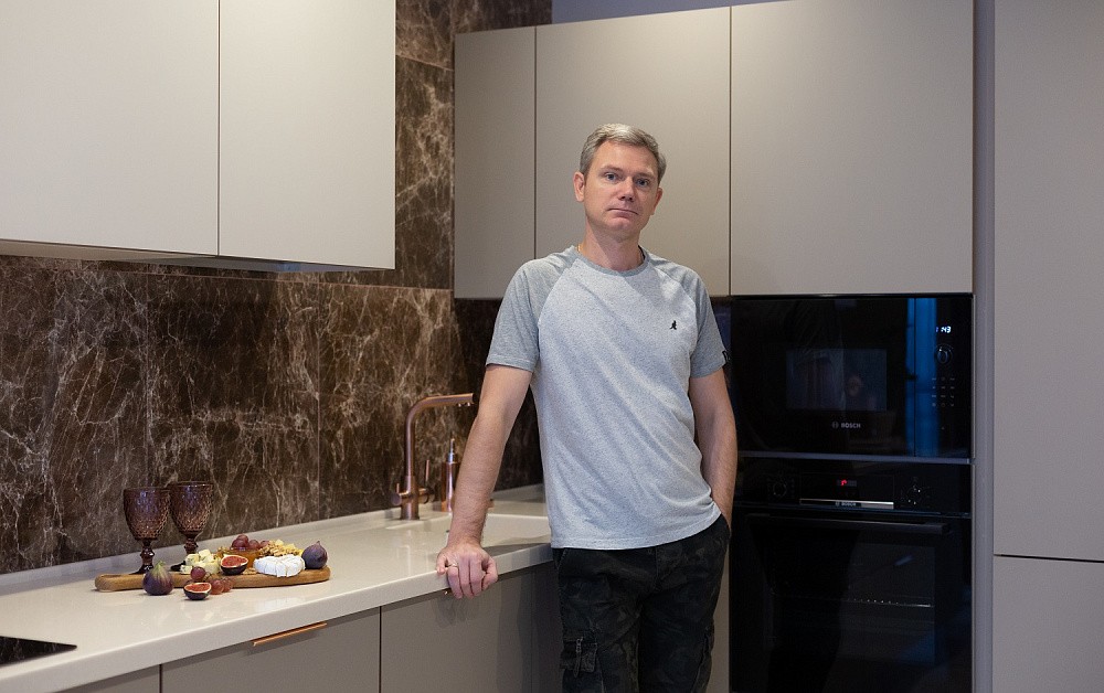 Г-образная кухня с бархатистыми фасадами