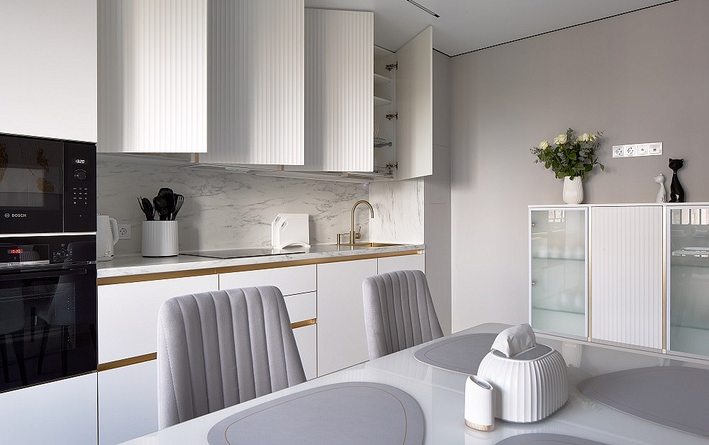 Белоснежная кухня с золотой фурнитурой