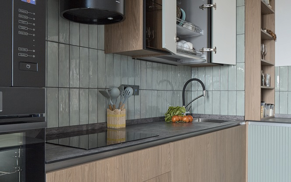 Шелфейно-древесная кухня с открытым хранением