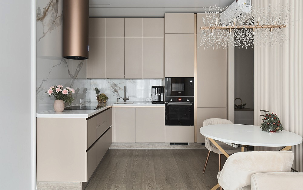 Нежная кухня с продуманным хранением