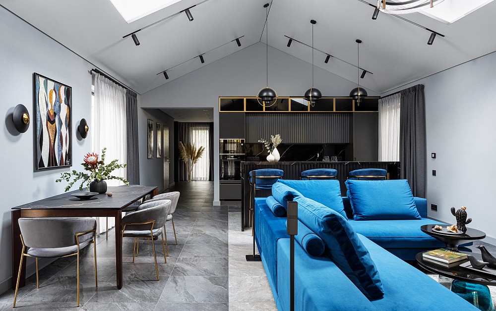 Брутальная чёрная кухня с золотыми деталями