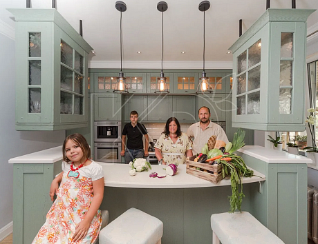 Угловые кухни оливкового цвета