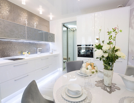 Светлая кухня в Сочи