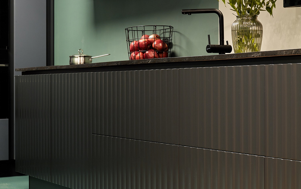 Графитовая кухня для ТВ-проекта «Дачный Ответ»